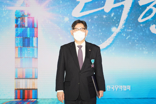 박기훈 SM상선 대표이사가 지난 6일 서울 삼성동 코엑스에서 열린 제 58회 무역의날 기념식에서 산업포장을 수상한 후 기념사진을 촬영하고 있다. <SM상선 제공>